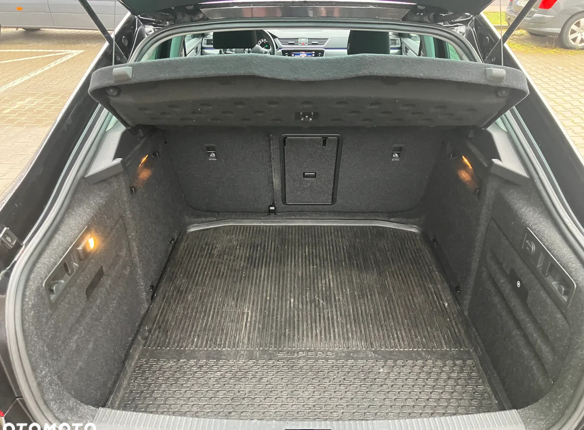Skoda Superb cena 77800 przebieg: 189050, rok produkcji 2018 z Leszno małe 667